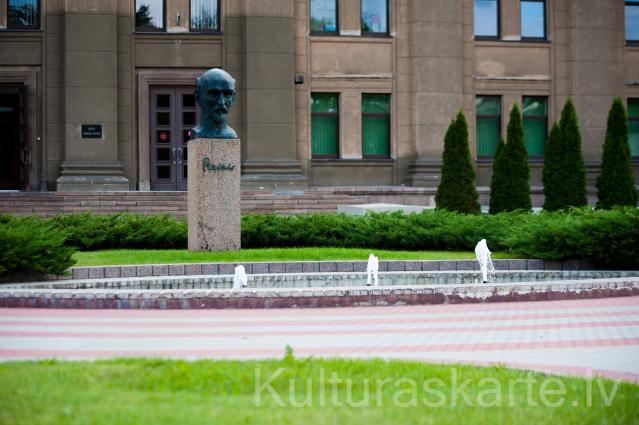 Daugavpils Universitātes skvērs